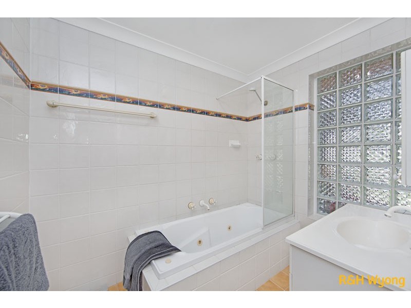 14 Windsor Road, Berkeley Vale NSW 2261