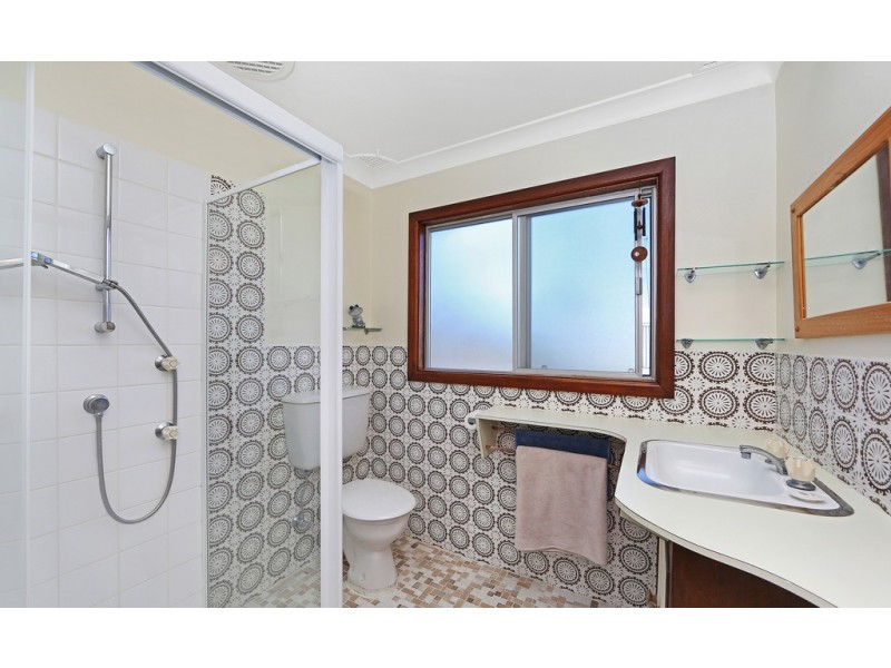 37 Windsor Road, Berkeley Vale NSW 2261