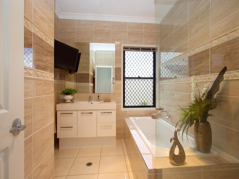 25 Barr Place, Ningi QLD 4511