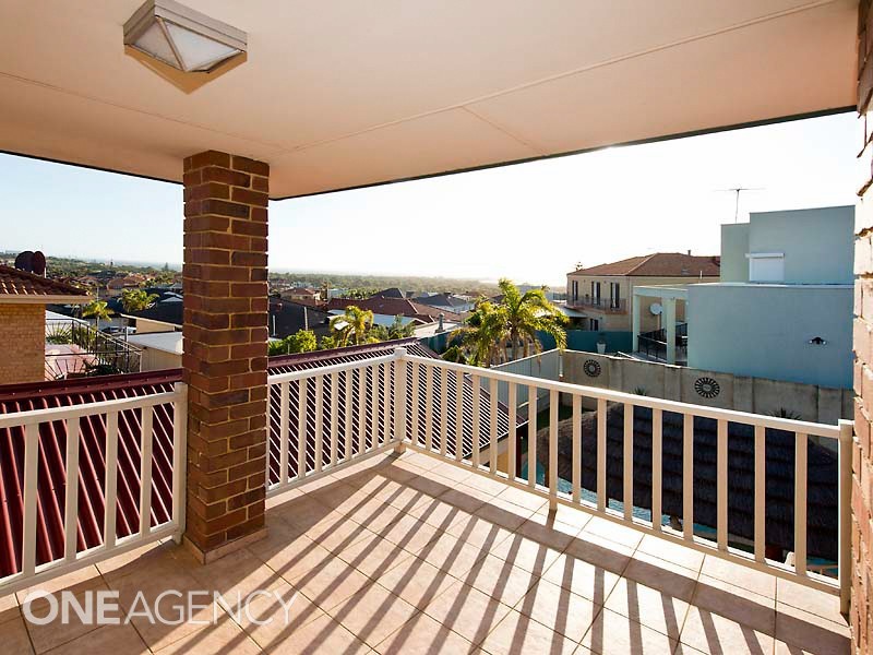 27 Longreach Parade, Coogee WA 6166