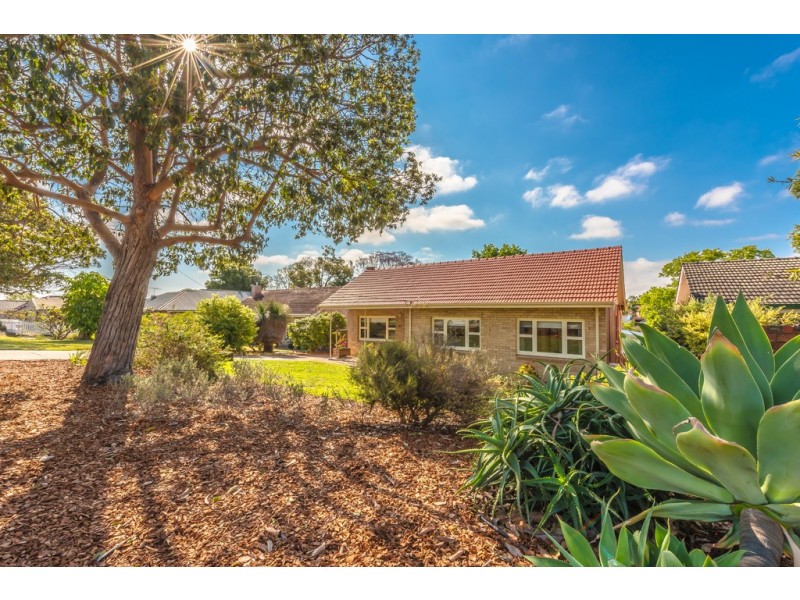 34 Woodley Cres, Melville WA 6156