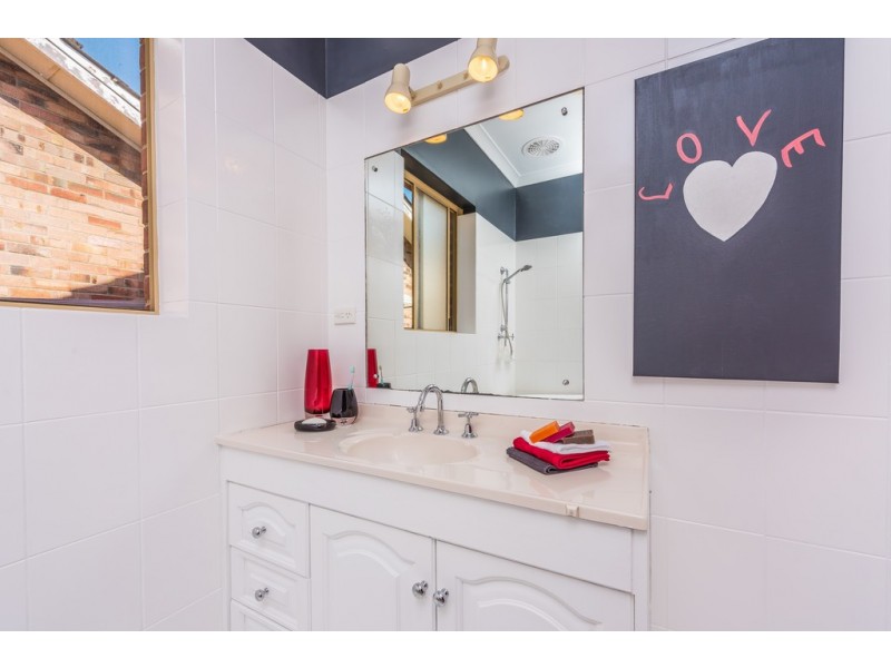 34 Woodley Cres, Melville WA 6156