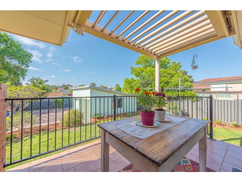 34 Woodley Cres, Melville WA 6156