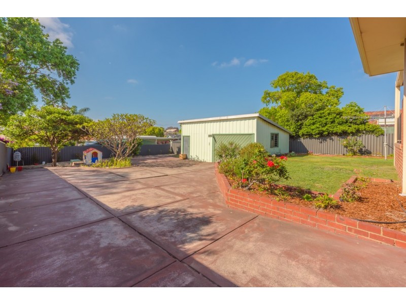 34 Woodley Cres, Melville WA 6156