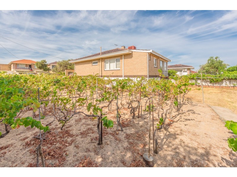 23 Simper Cres, White Gum Valley WA 6162