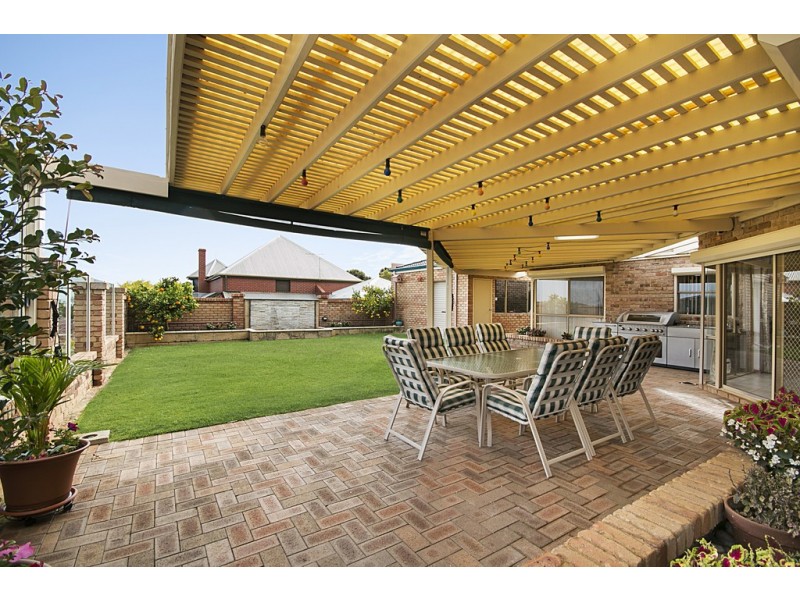 10 Castellon Crescent, Coogee WA 6166