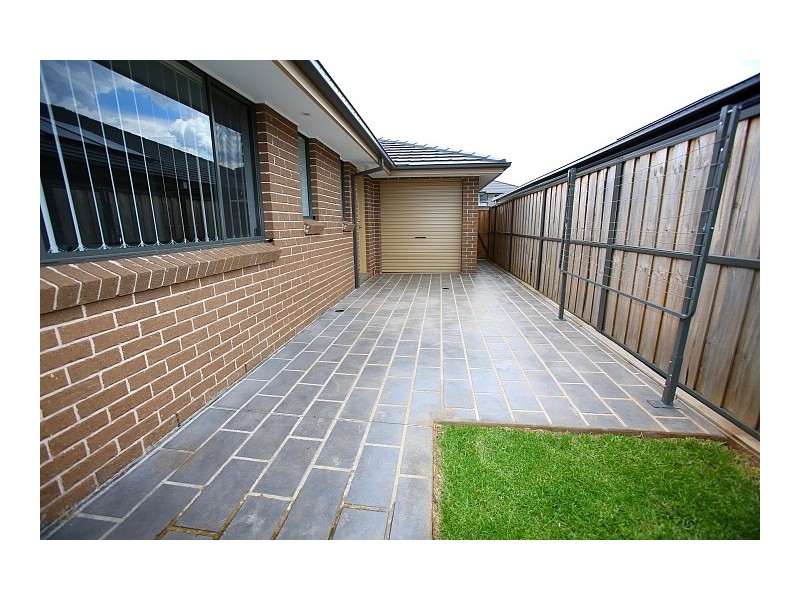 8 Hargrave Avenue, Middleton Grange NSW 2171