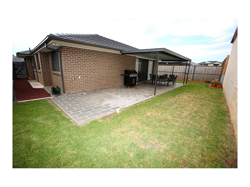 8 Hargrave Avenue, Middleton Grange NSW 2171