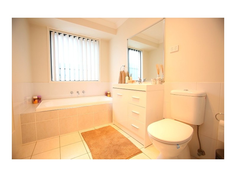 8 Hargrave Avenue, Middleton Grange NSW 2171