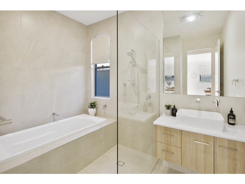 8a Angela Crescent, Cleveland QLD 4163