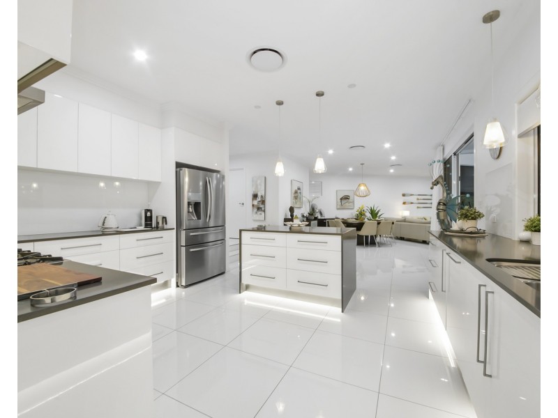 31 Magnetic Place, Redland Bay QLD 4165