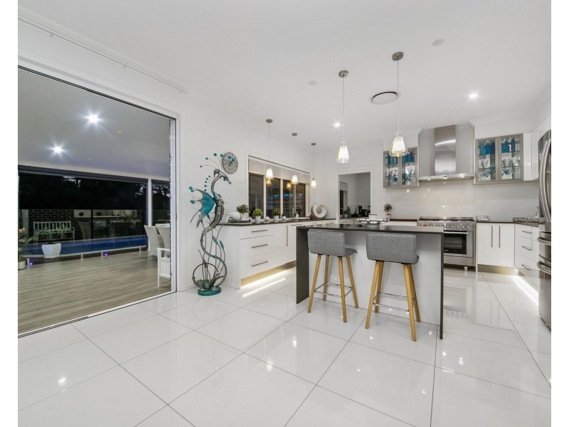 31 Magnetic Place, Redland Bay QLD 4165
