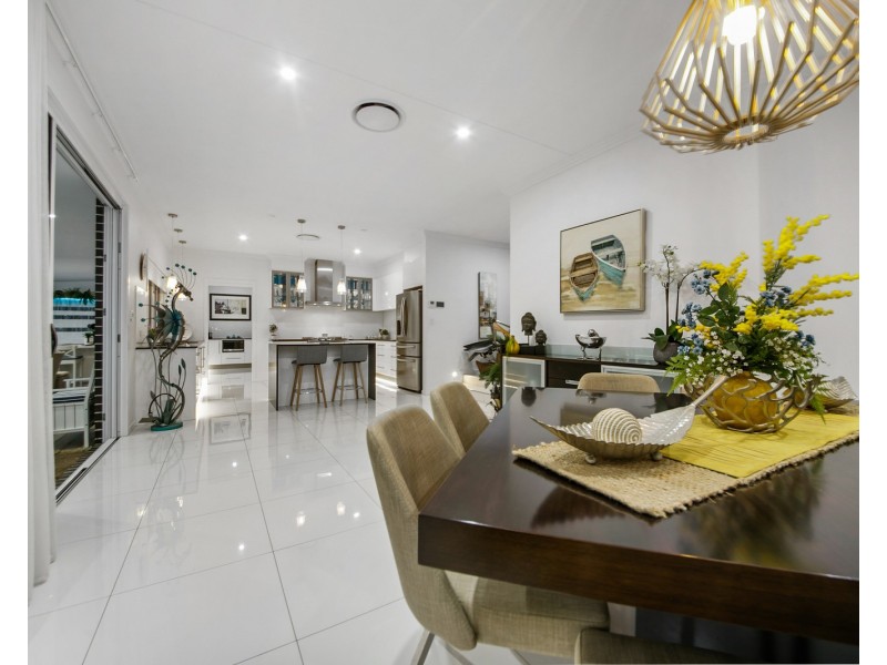 31 Magnetic Place, Redland Bay QLD 4165