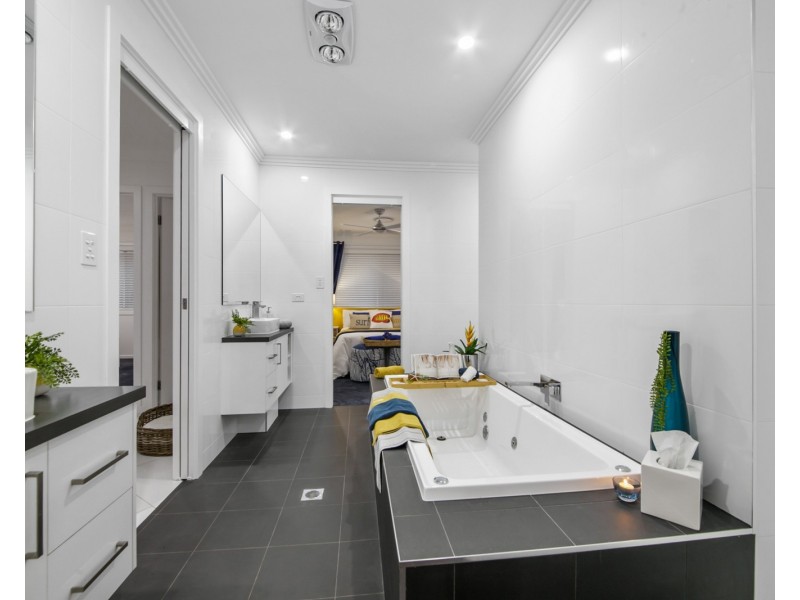 31 Magnetic Place, Redland Bay QLD 4165