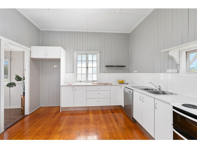 12 Station Street, Wellington Point QLD 4160