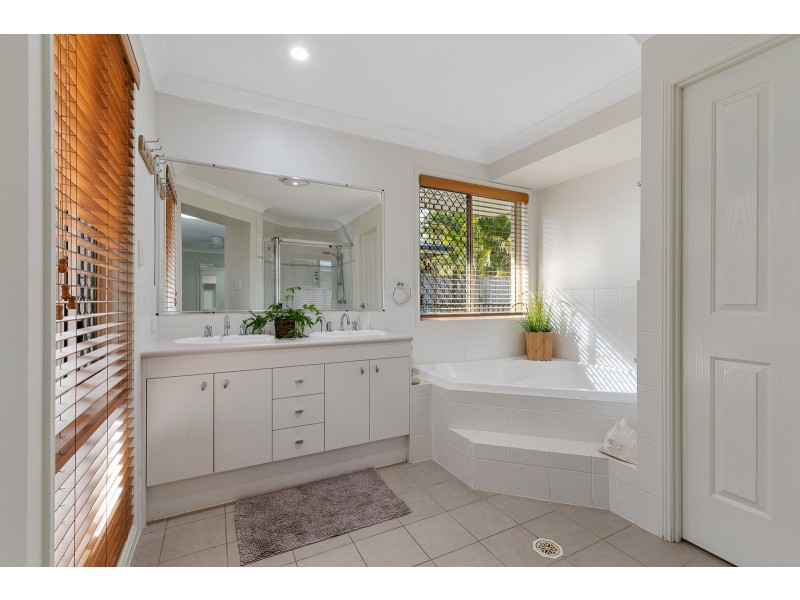 3 Cedarview Place, Wellington Point QLD 4160