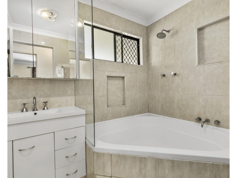 15 Boorana Street, Thorneside QLD 4158