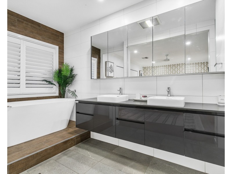 56 Main Road, Wellington Point QLD 4160