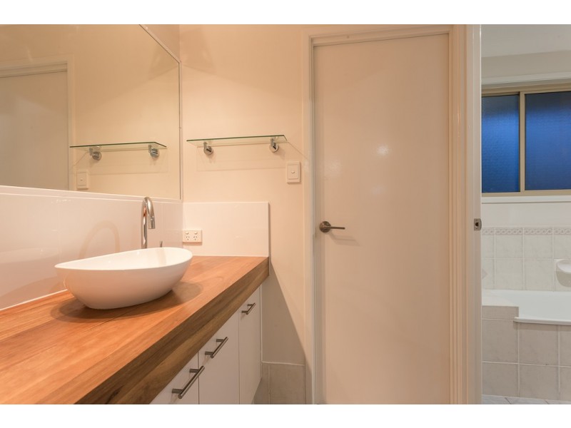 32 Jay Crescent, Redland Bay QLD 4165