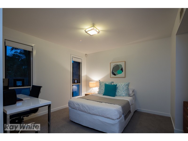 20 Little Shore Street, Raby Bay QLD 4163