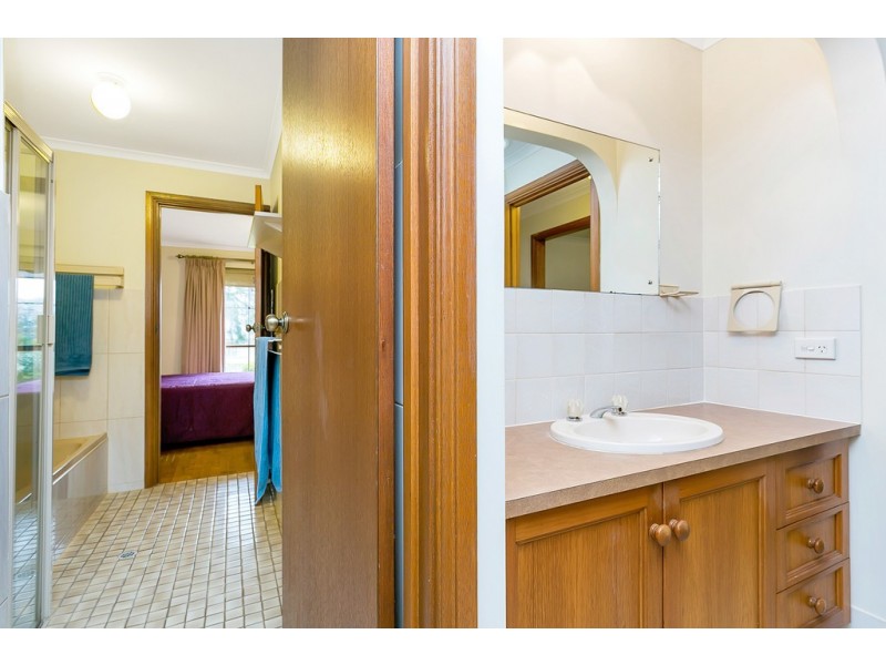 41 Rogana Crescent, Hallett Cove SA 5158