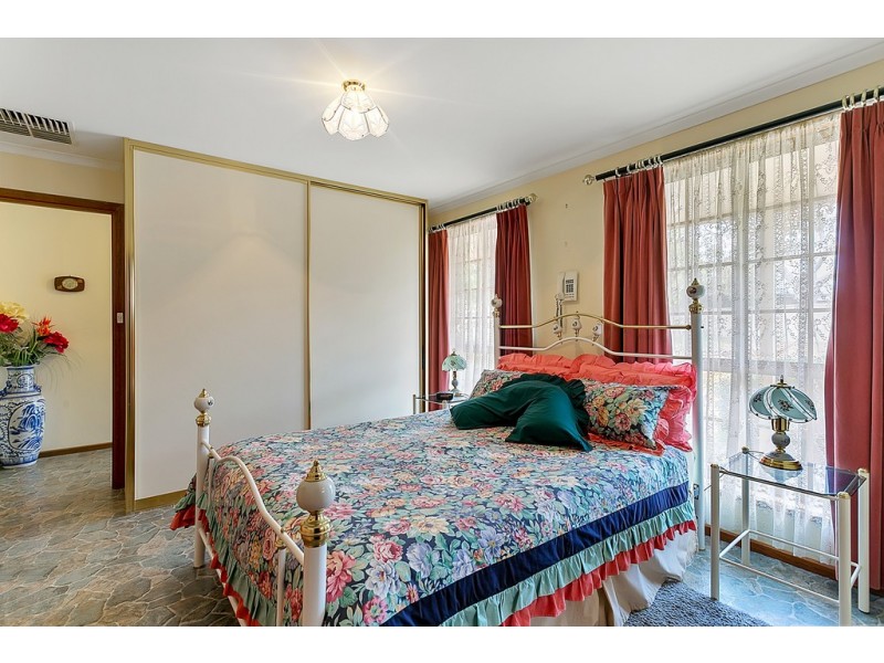 24 Mallard Crescent, Seaford Rise SA 5169