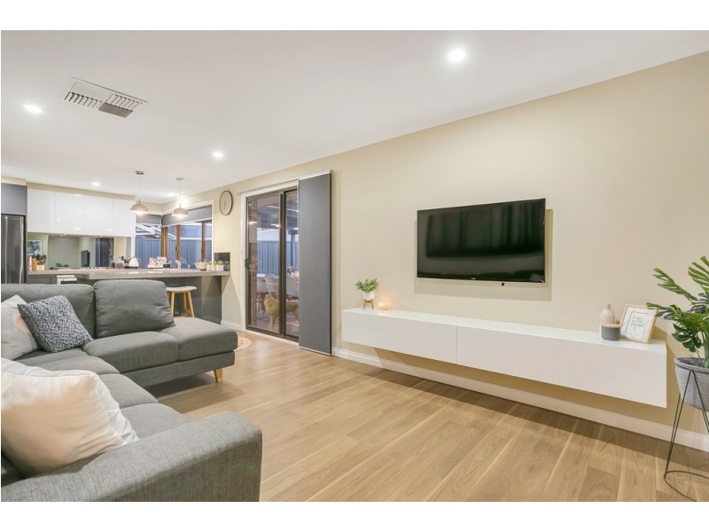 45 Neeangarra Crescent, Hallett Cove SA 5158