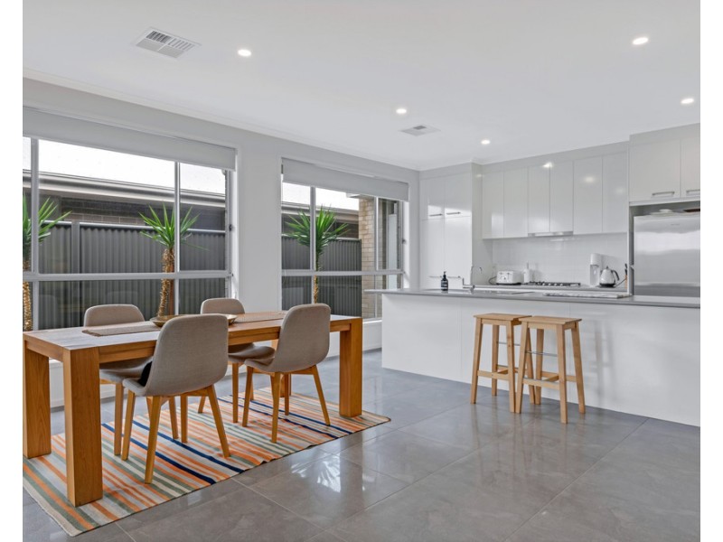 8 Navy Parade, Moana SA 5169