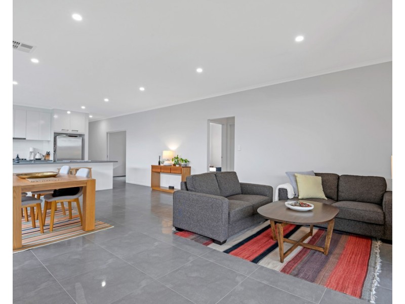 8 Navy Parade, Moana SA 5169