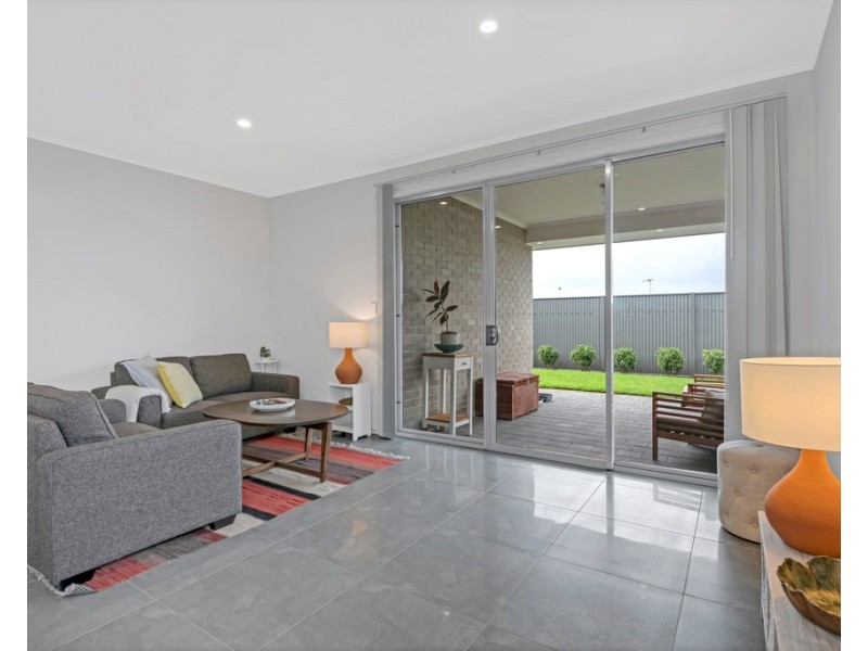 8 Navy Parade, Moana SA 5169