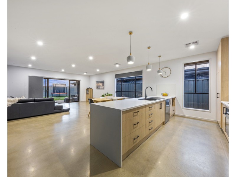 14 Hindmarsh Street, Seaford Heights SA 5169