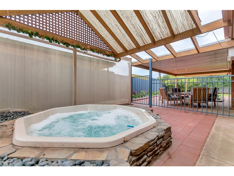 2 Leawarra Avenue, Seaford SA 5169