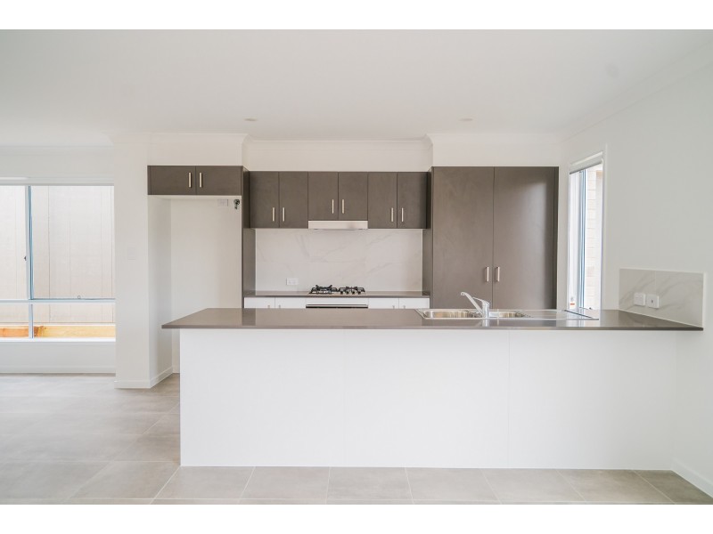 6 Cairo Way, Spring Mountain QLD 4124