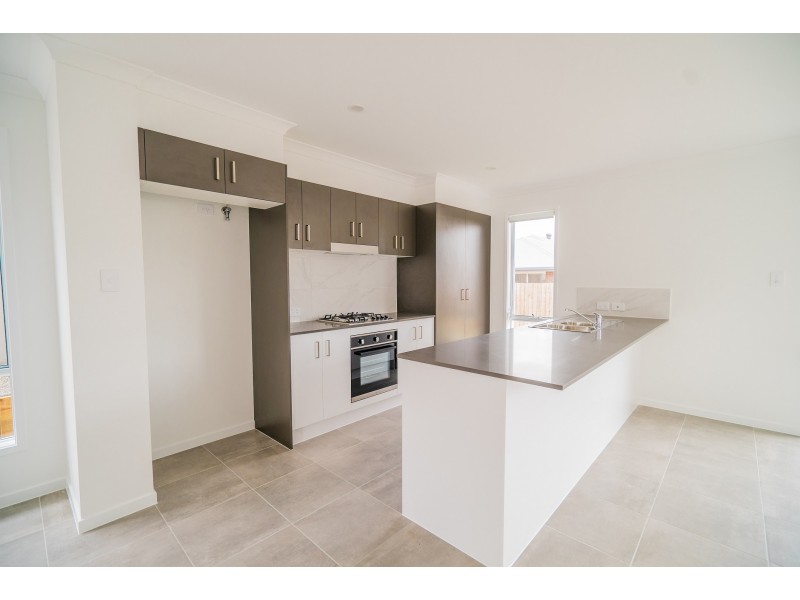 6 Cairo Way, Spring Mountain QLD 4124