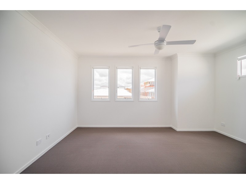 6 Cairo Way, Spring Mountain QLD 4124