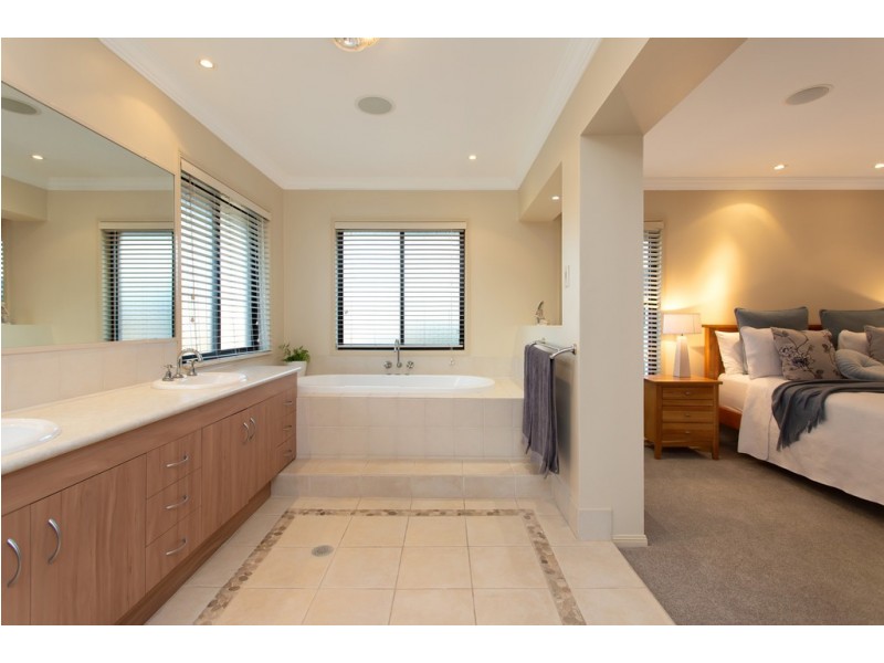 9 Allan Day Drive, Wellington Point QLD 4160