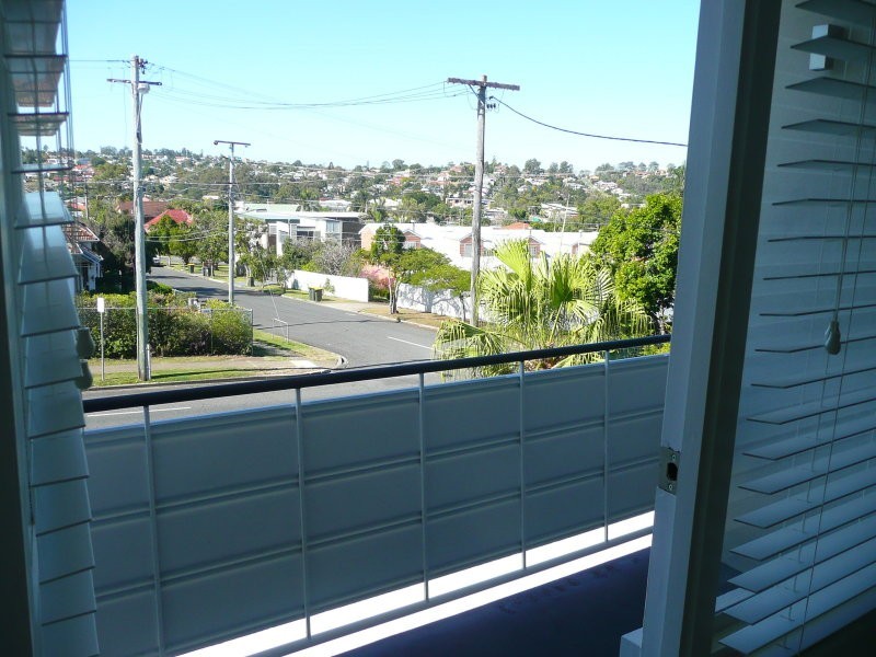 2/241 Cavendish Road, Coorparoo QLD 4151