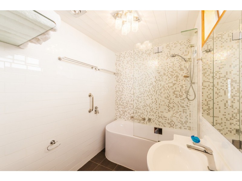 21 Waterloo Esplanade, Wynnum QLD 4178