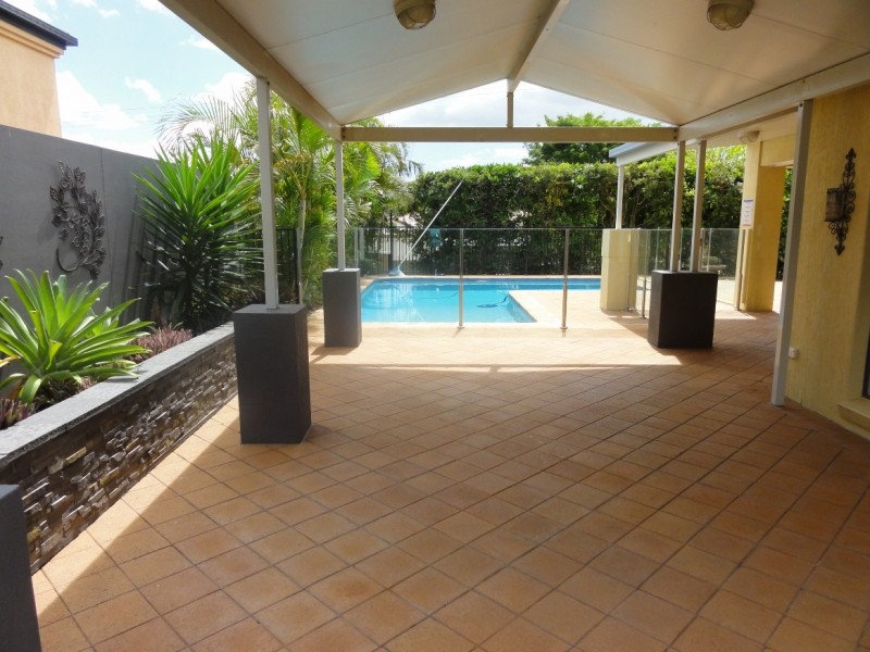 1 Oakwood Way, Carindale QLD 4152