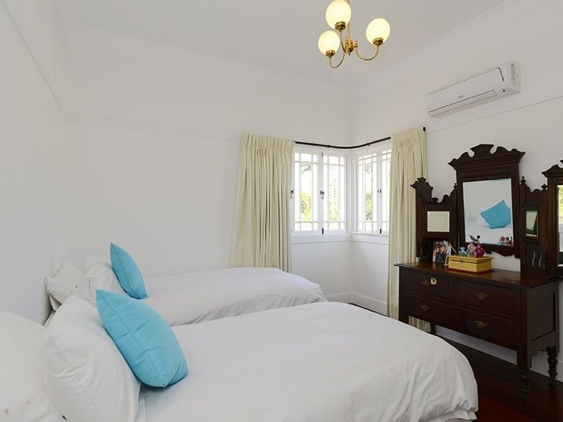 19 Pinecroft Street, Camp Hill QLD 4152