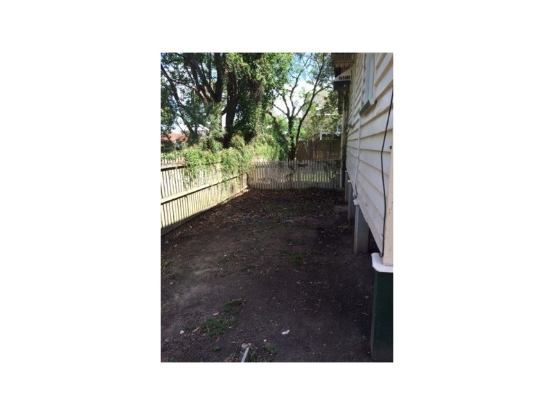 10 Tarn Street, Fairfield QLD 4103