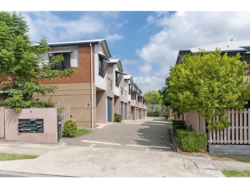 2/7 Cardross Street, Yeerongpilly QLD 4105