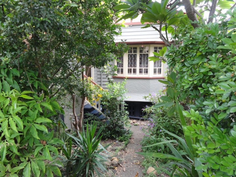 24 Fenton Street, Fairfield QLD 4103