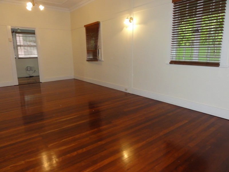 24 Fenton Street, Fairfield QLD 4103