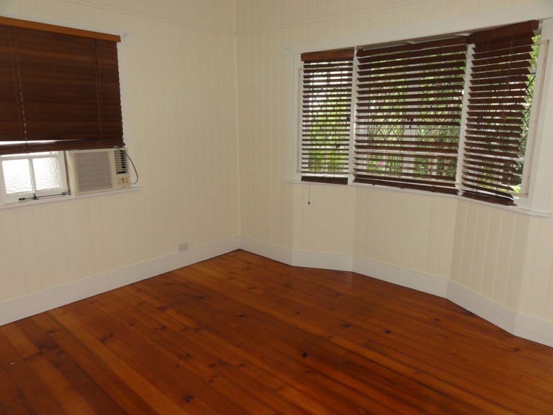 24 Fenton Street, Fairfield QLD 4103