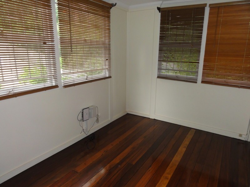 24 Fenton Street, Fairfield QLD 4103