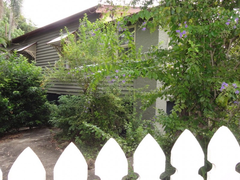 24 Fenton Street, Fairfield QLD 4103