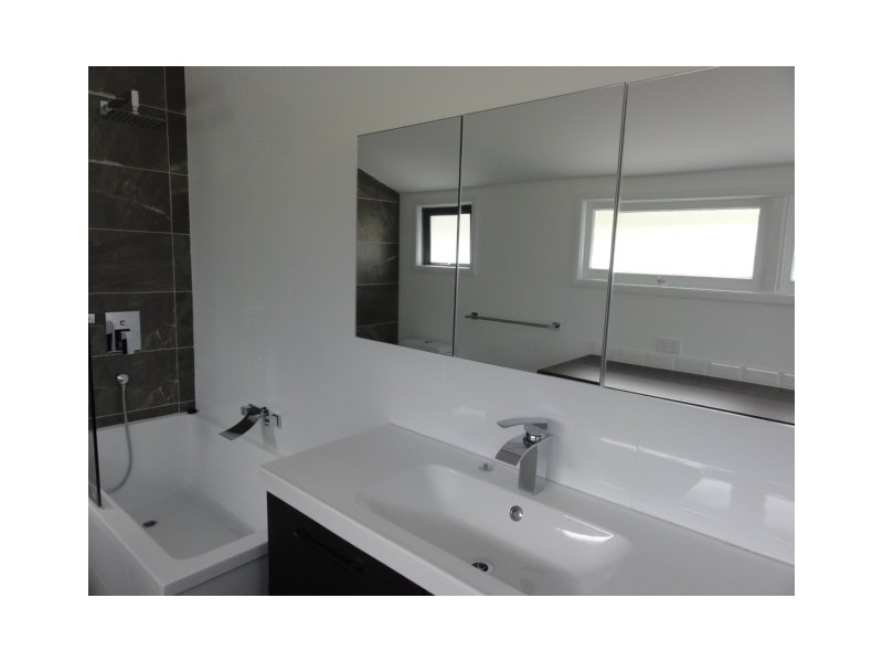 90 Nursery Road, Holland Park QLD 4121