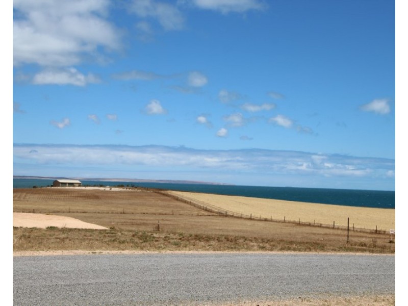 16 and 4 Meeinderry Drive and Lucy Way, Perlubie SA 5680