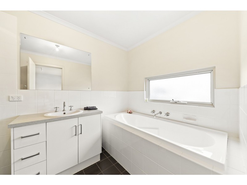 4 Cathedral Circuit, Mawson Lakes SA 5095